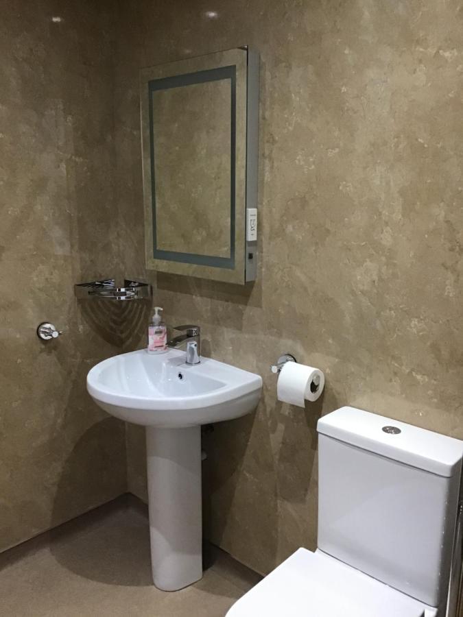 Exclusive Private Double Room, En-Suite Wet Room Private Entrance ฟอร์เรส ภายนอก รูปภาพ