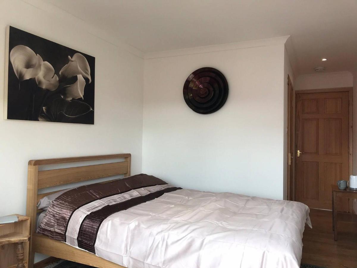 Exclusive Private Double Room, En-Suite Wet Room Private Entrance ฟอร์เรส ภายนอก รูปภาพ