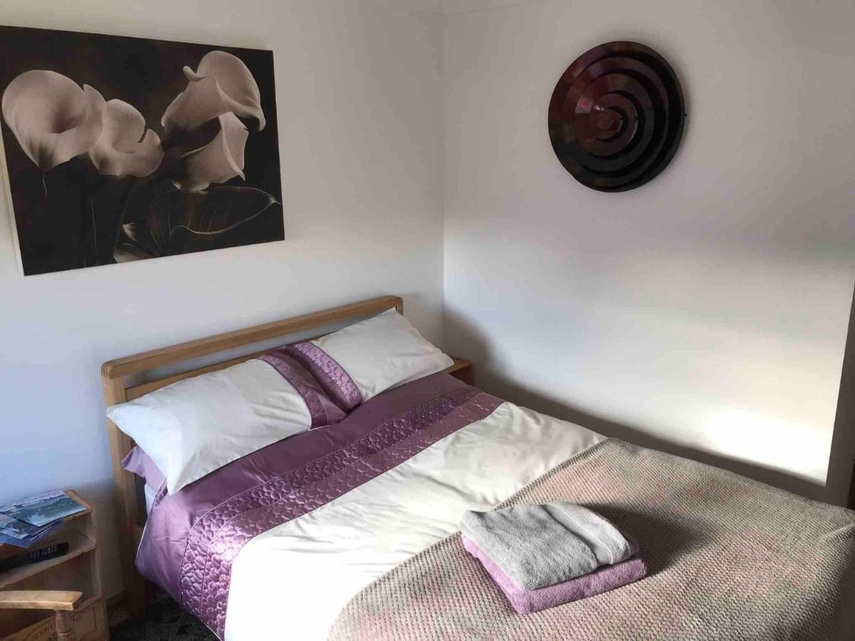 Exclusive Private Double Room, En-Suite Wet Room Private Entrance ฟอร์เรส ภายนอก รูปภาพ
